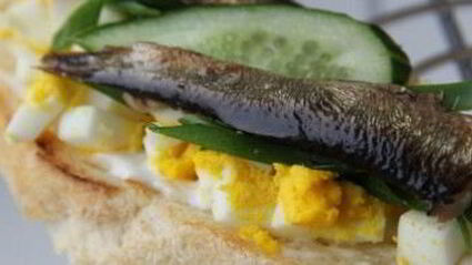 бутерброды со шпротами, яйцом и огурцом