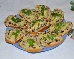 Горячие бутерброды с грибами и сыром в духовке