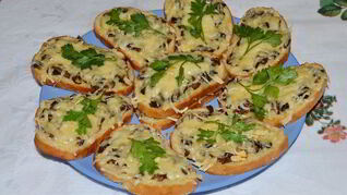 Горячие бутерброды с грибами и сыром в духовке