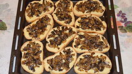 горячие бутерброды с грибами и сыром в духовке