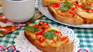 Горячие бутерброды с индейкой, сладким перцем и моцареллой