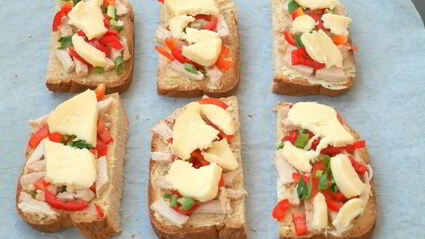 горячие бутерброды с индейкой, сладким перцем и моцареллой