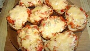 Горячие бутерброды с колбасой, сыром и помидорами в духовке