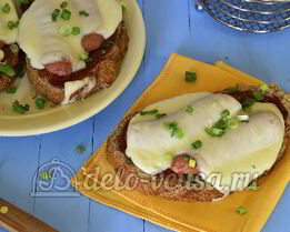 Горячие бутерброды с сосиской и сыром