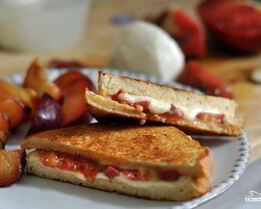 Горячие бутерброды с сыром и помидорами