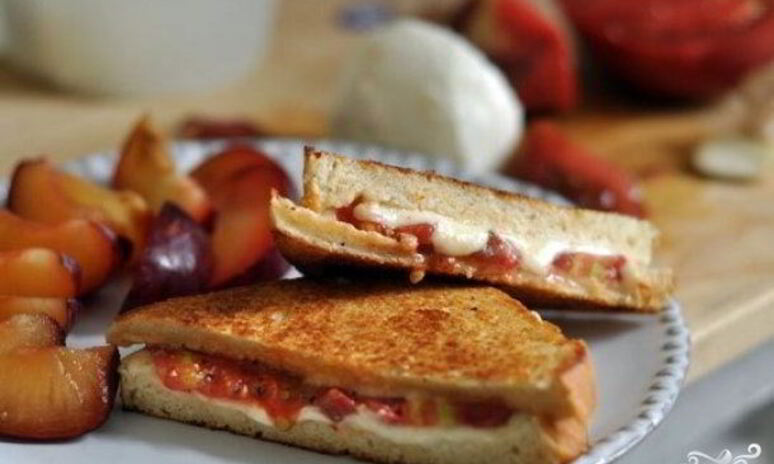 Рецепт горячие бутерброды с сыром и помидорами