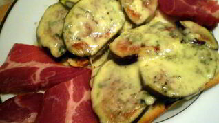 Горячий бутерброд с инжиром и сыром Дорблю