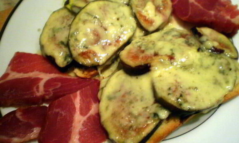 Рецепт горячий бутерброд с инжиром и сыром дорблю