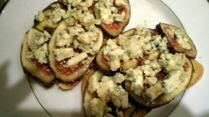 горячий бутерброд с инжиром и сыром дорблю