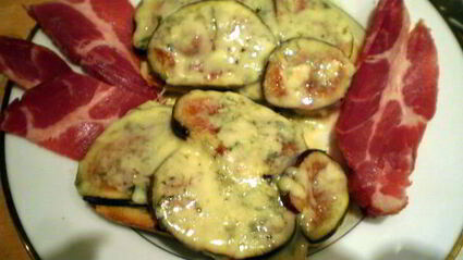 горячий бутерброд с инжиром и сыром дорблю