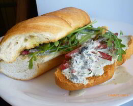 Горячий бутерброд с колбасой и сметанным соусом