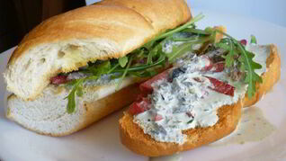 Горячий бутерброд с колбасой и сметанным соусом