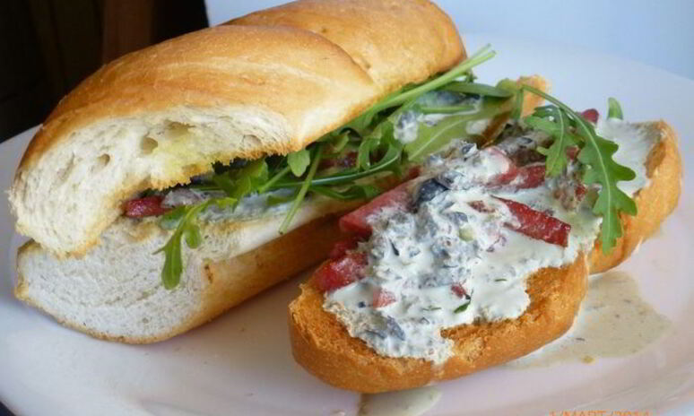 Рецепт горячий бутерброд с колбасой и сметанным соусом