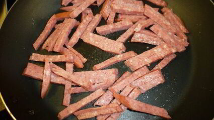 горячий бутерброд с колбасой и сметанным соусом