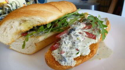 горячий бутерброд с колбасой и сметанным соусом