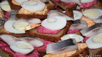 хрустящие бутерброды с сельдью и яйцом