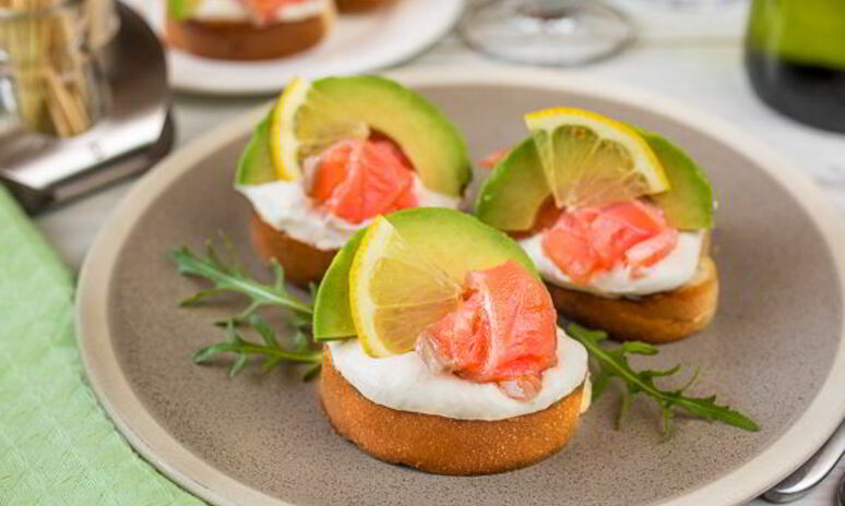 Рецепт мини-бутерброды с лососем и кремом из хрена