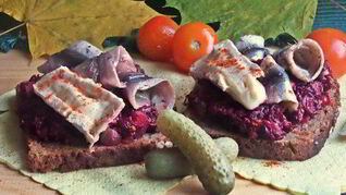 Открытый бутерброд с овощами и килькой