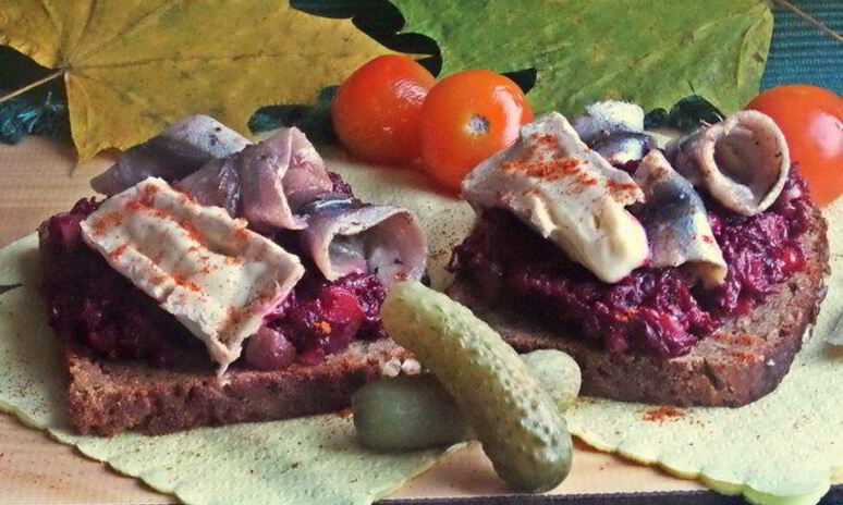 Рецепт открытый бутерброд с овощами и килькой