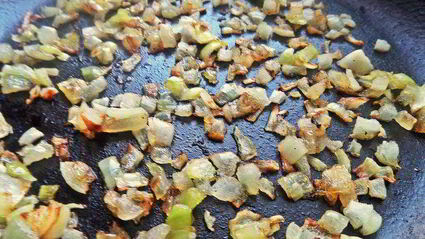 открытый бутерброд с овощами и килькой