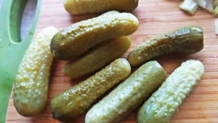 открытый бутерброд с овощами и килькой