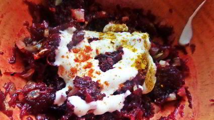 открытый бутерброд с овощами и килькой