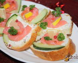 Праздничные бутерброды с лососем и творожным сыром