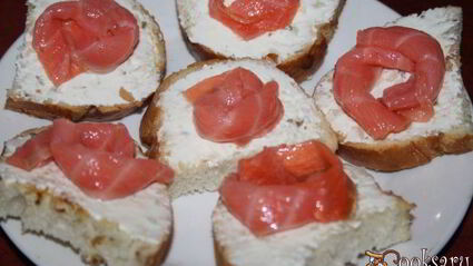 праздничные бутерброды с лососем и творожным сыром