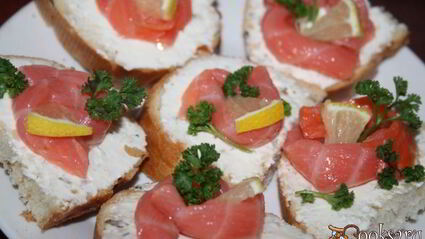 праздничные бутерброды с лососем и творожным сыром