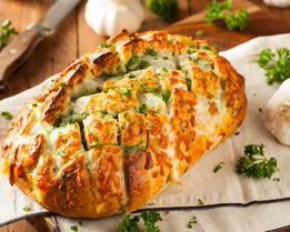 Румяный бутерброд с чеддером и зеленью