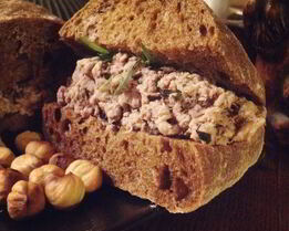 Скандинавский многоэтажный мясной бутерброд с вишневым соусом