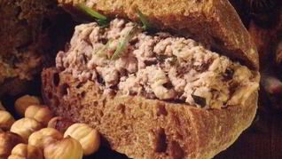 Скандинавский многоэтажный мясной бутерброд с вишневым соусом