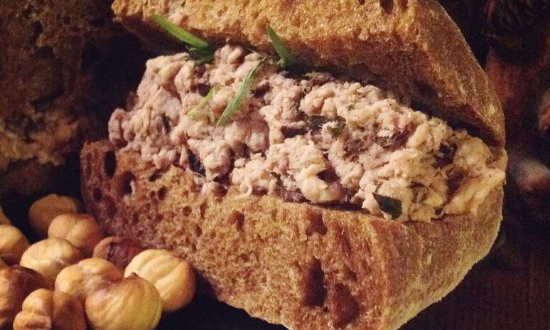 Рецепт скандинавский многоэтажный мясной бутерброд с вишневым соусом