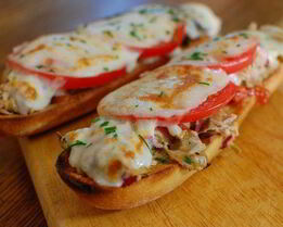 Средиземноморский горячий бутерброд с тунцом и артишоками