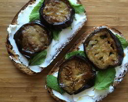 Утренний бутерброд с козьим сыром, мятой и баклажаном