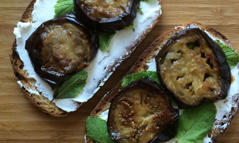 Рецепт утренний бутерброд с козьим сыром, мятой и баклажаном
