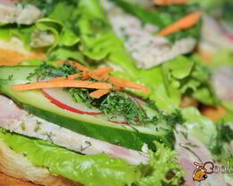 Яркие бутерброды с домашней ветчиной к завтраку