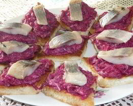 Закусочные бутербродики с сельдью и свеклой