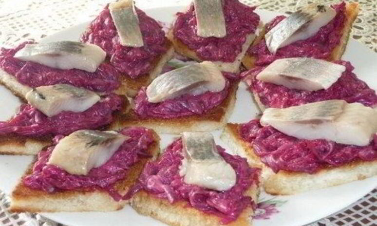 Рецепт закусочные бутербродики с сельдью и свеклой