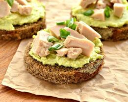 Закусочные бутерброды с муссом из авокадо