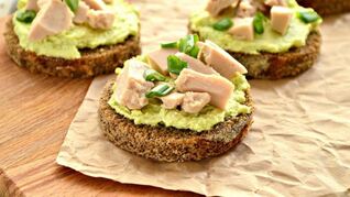 Закусочные бутерброды с муссом из авокадо