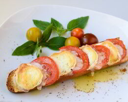 Запеченный бутерброд с сыром и помидорами