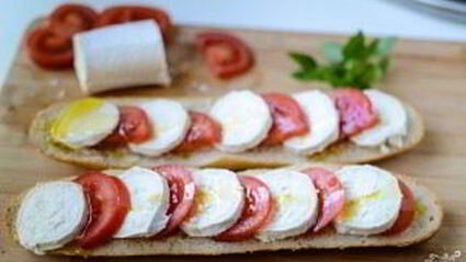 запеченный бутерброд с сыром и помидорами