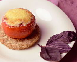 Фаршированные помидоры с творогом и базиликом