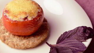 Фаршированные помидоры с творогом и базиликом