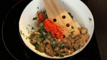 баклажанная икра на тыквенном пюре