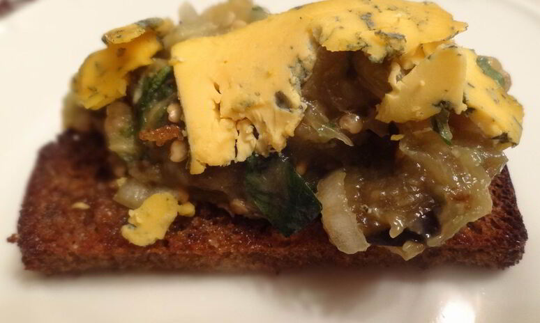 Рецепт средиземноморская баклажанная икра с сыром на тостах из черного хлеба