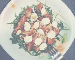 Капрезе с рукколой, песто и кедровыми орешками