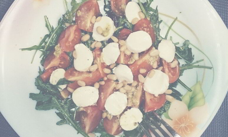 Рецепт капрезе с рукколой, песто и кедровыми орешками