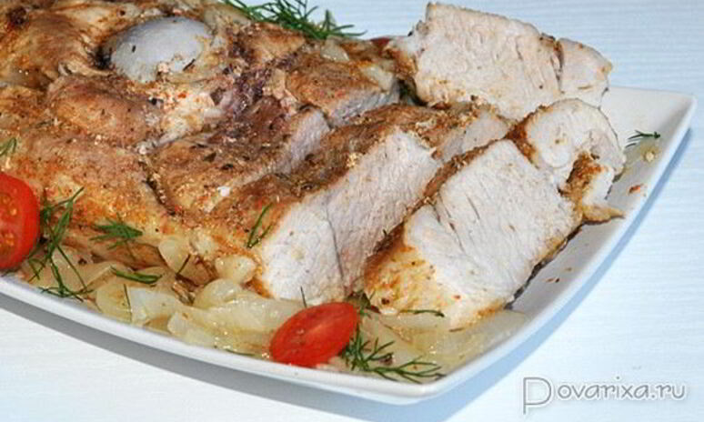 Рецепт мясо, запеченное в маринованном луке